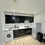 Modern 1-bed Retreat Cozy, Bright And アパート *