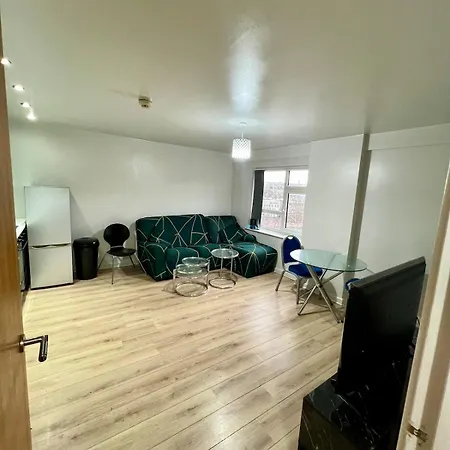 Modern 1-bed Retreat Cozy, Bright And * Bradford (West Yorkshire)