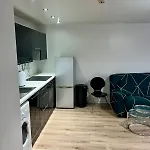 Modern 1-bed Retreat Cozy, Bright And Apartment *
