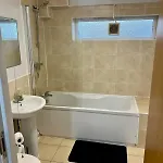 Modern 1-bed Retreat Cozy, Bright And Apartment Bradford (West Yorkshire)