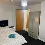 Modern 1-bed Retreat Cozy, Bright And Apartment Bradford (West Yorkshire)